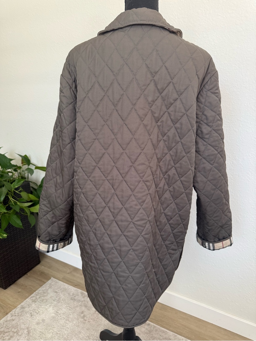 Burberry Women's Quilted Barn Jacket in Olive Green - Picture 13 of 16